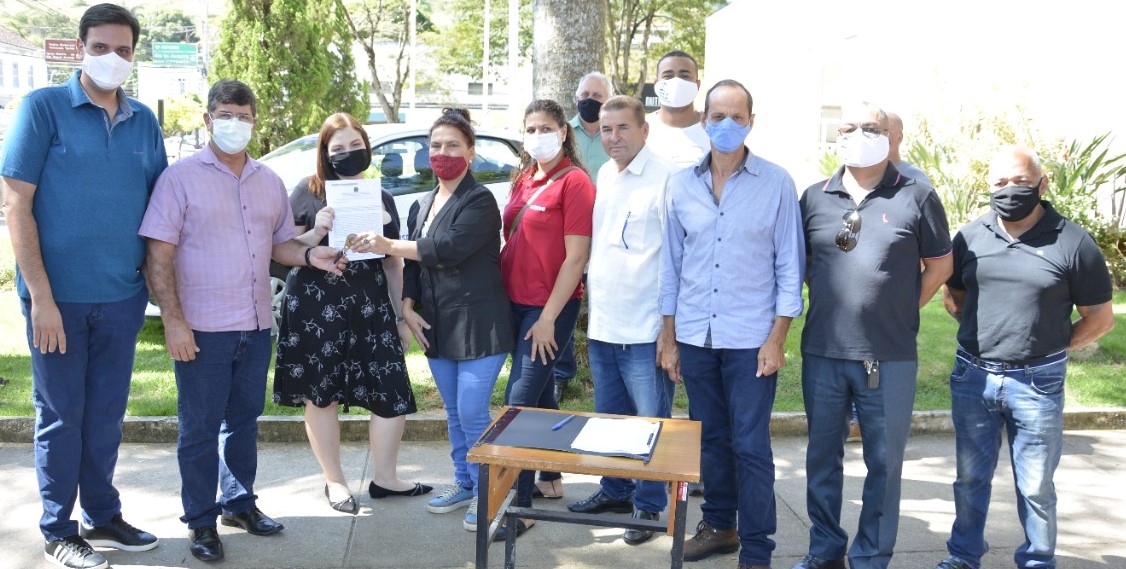 VEREADORES PARTICIPARAM DE ENTREGA DE UM VEÍCULO AO CONSELHO TUTELAR DO MUNICÍPIO.